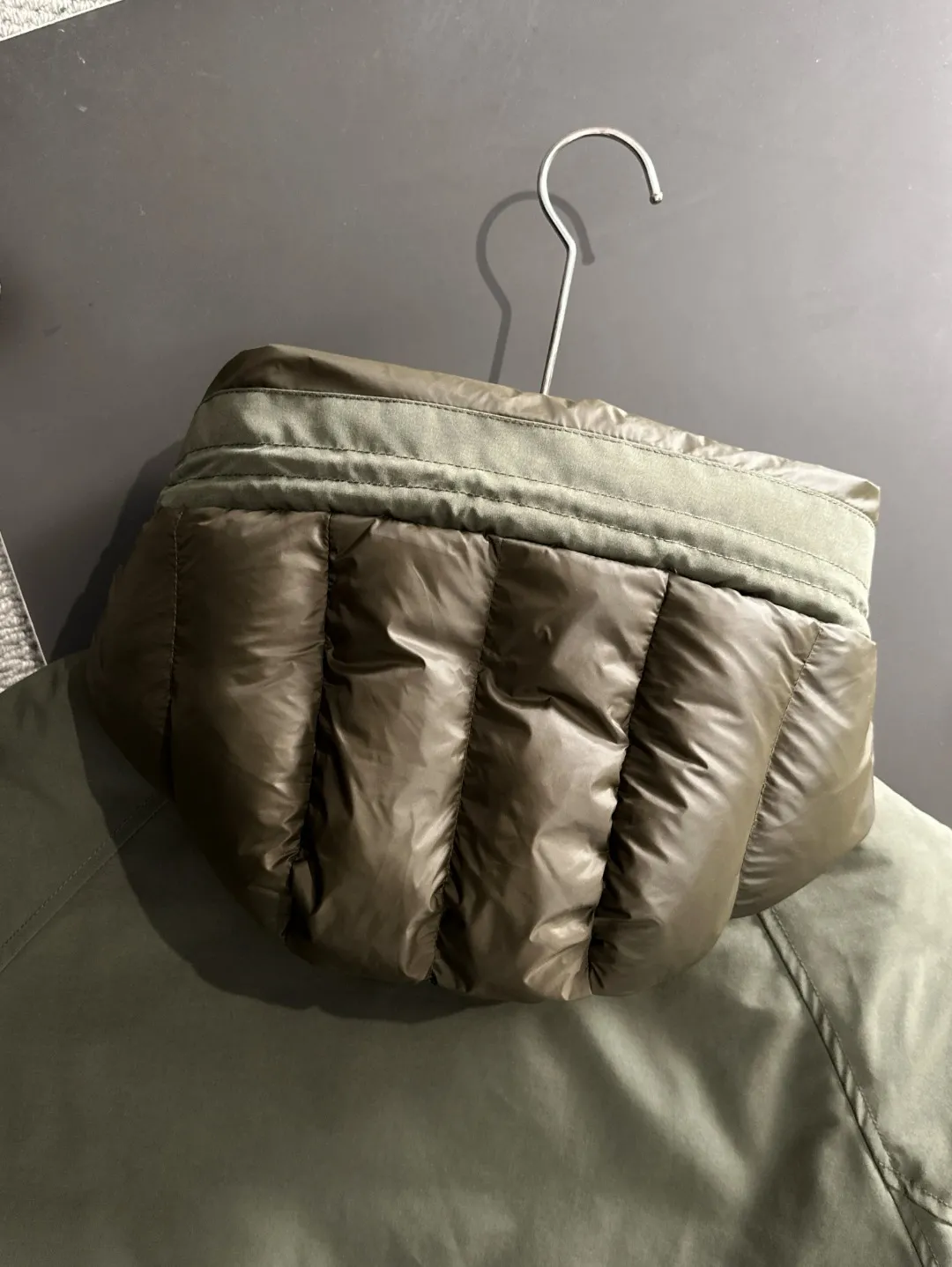 Two-day delivery time P960 Big Goose 🔥🔥 High-end customization 2025 winter official website's latest popular down jacket. Original custom-made hardware accessories for customers, all imported and original customization. Welcome to compare at the counter. Absolutely high quality. Use top-grade 90 white goose down. Super soft. Filled with fluffy and full feathers. Super heavy work. Fabric workmanship is excellent. The version is super perfect. Note⚠The fabric is super comfortable. Exclusive model. High-end quality. A must-have warm and protective artifact in winter. Size: M-3XL